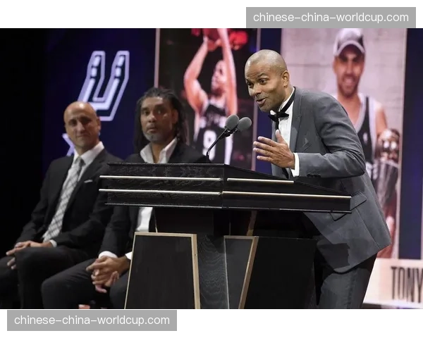 花絮：马刺主场为邓肯举办雕像揭幕仪式，GDP组合重聚