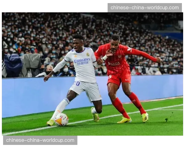 皇马比赛现场出现“声援维尼修斯，反对种族主义”巨型Tifo